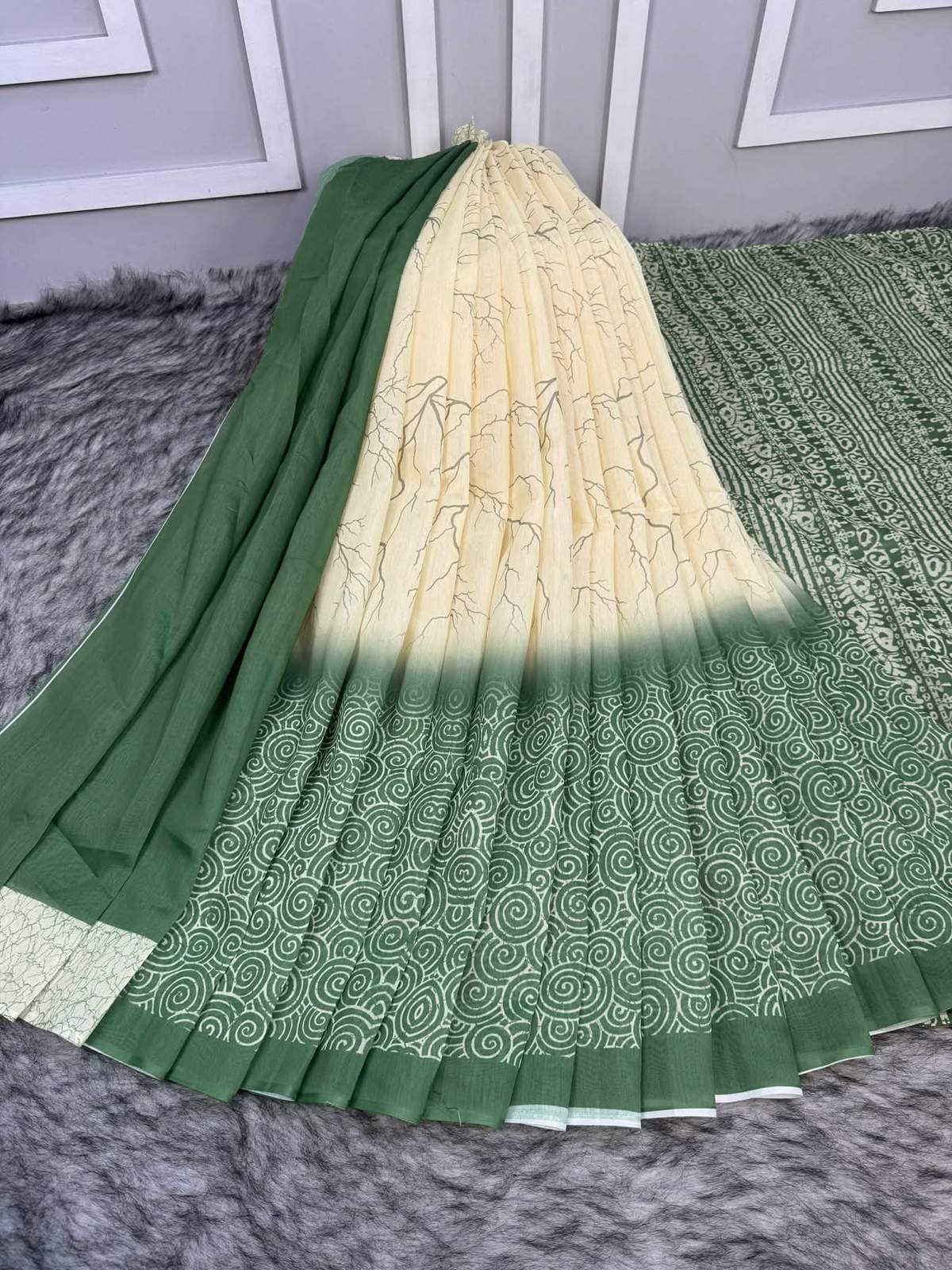 White and Green Semi Moslin Silk Saree With Blouse Piece | DG-160