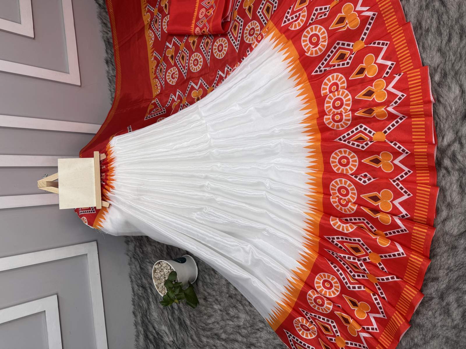 White And Red Soft Silk Digital Print Saree With Blouse Piece | DG-157